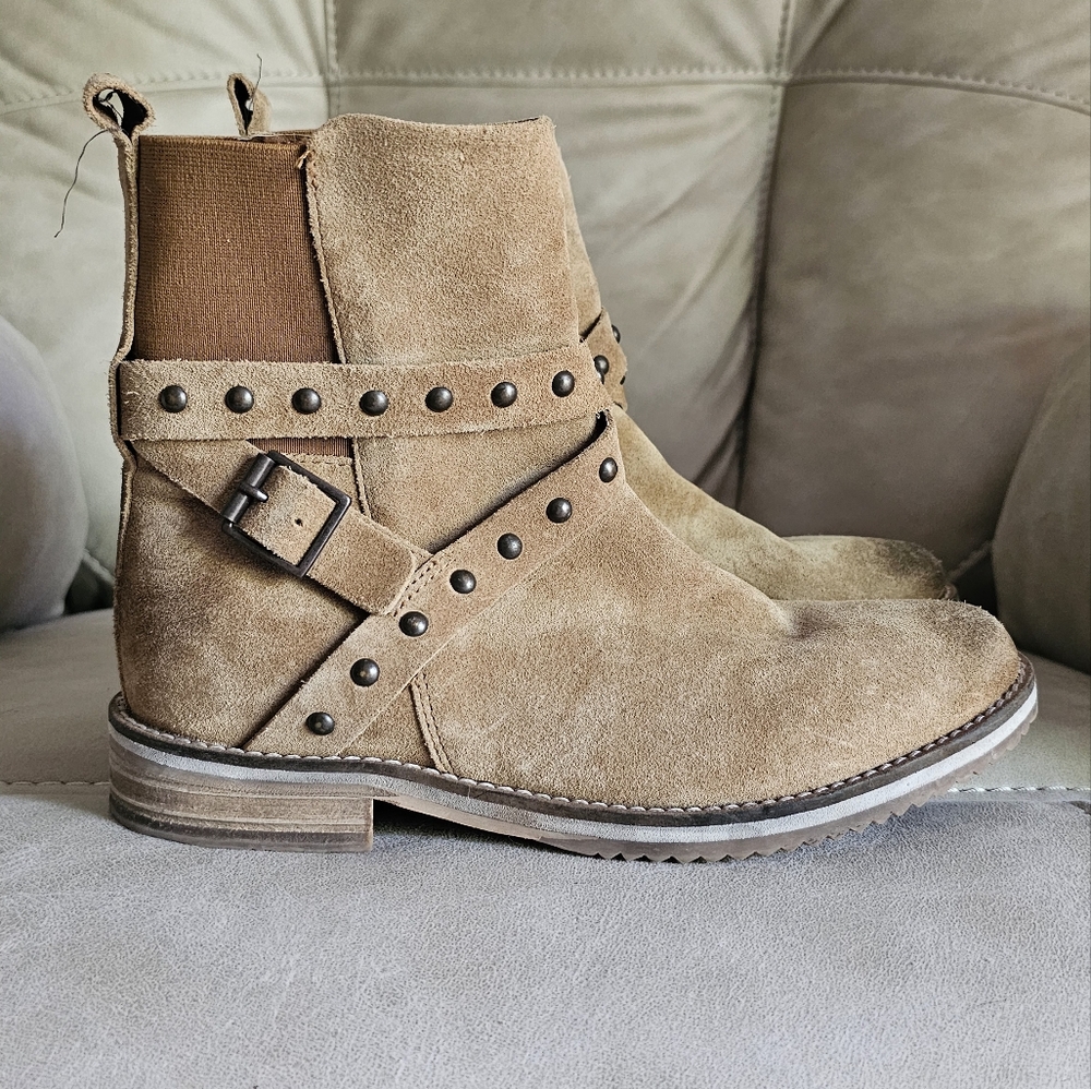 Crevo chestnut brown suede boots size 8.5